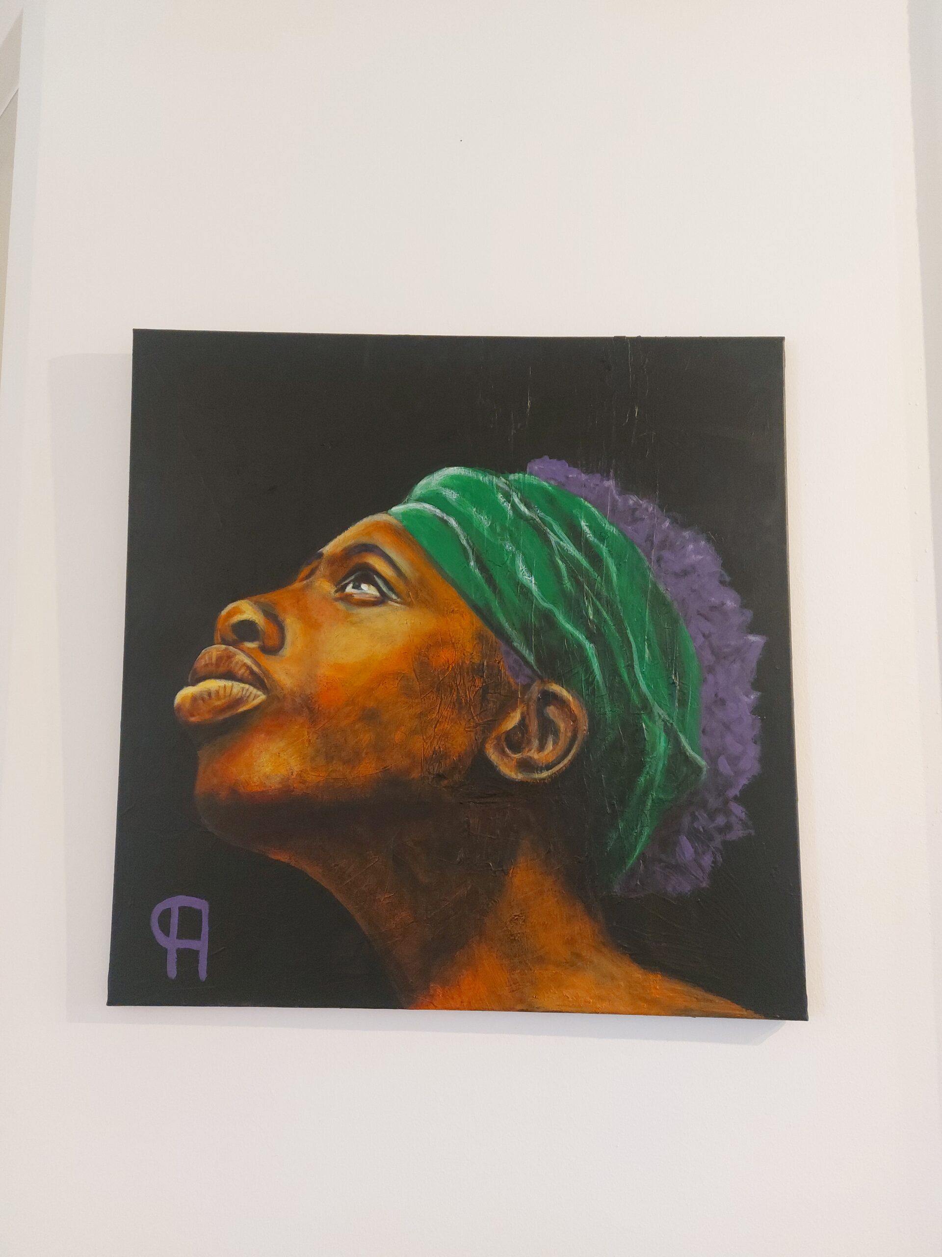 dunkelhäutige Frau mit Kopfband seitlich gemalt