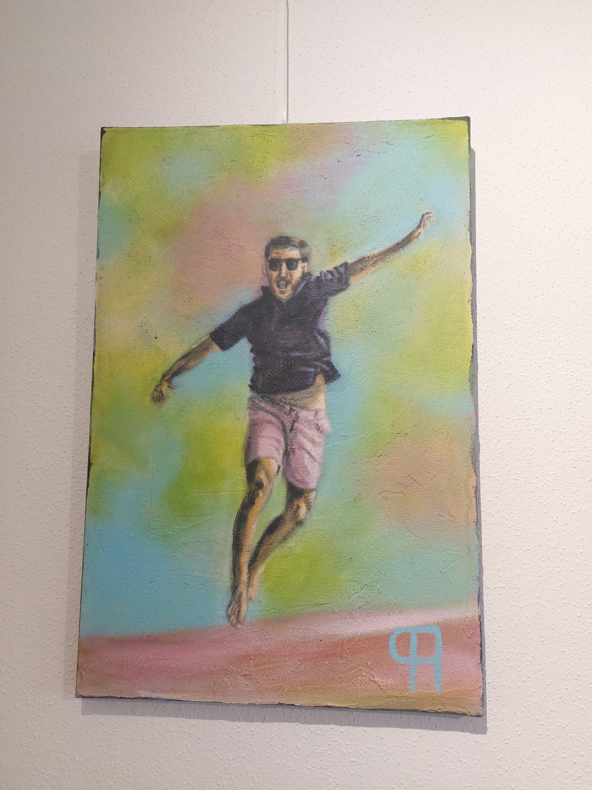 freudiger Mann mit Poloshirt und kurzer Bermudas