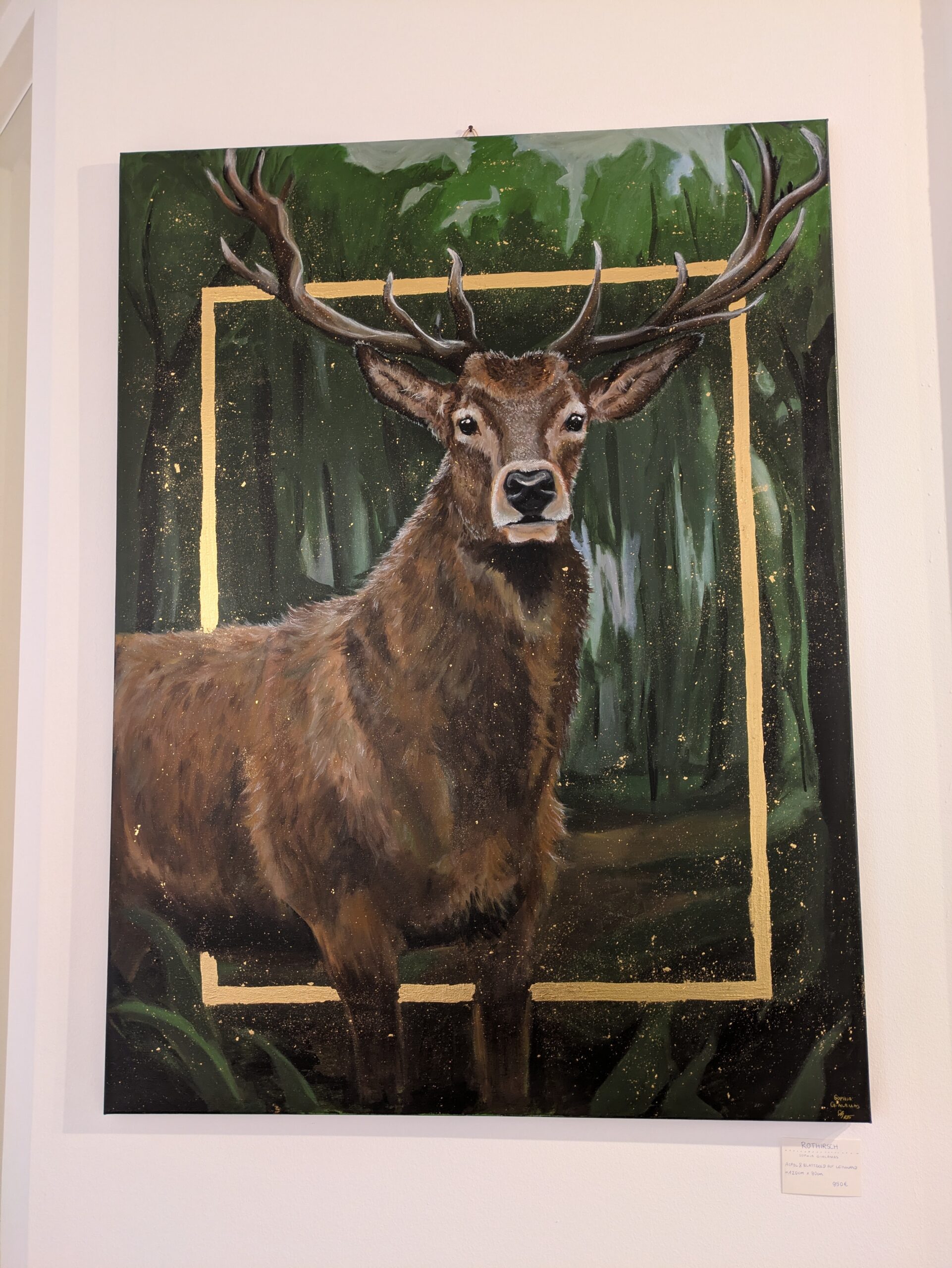 Hirschim Wald stehend mit Goldrechteck umrandet