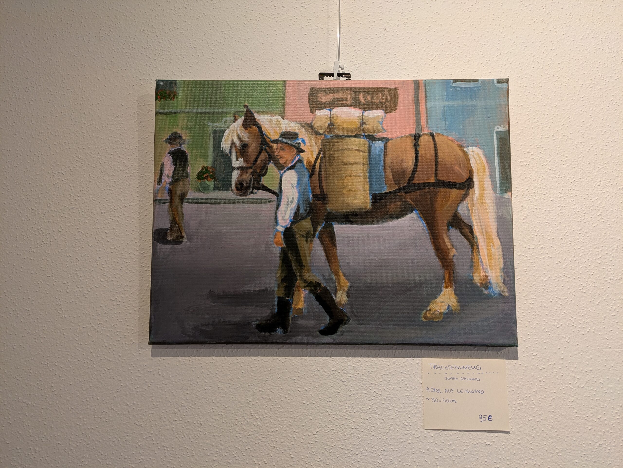 Pferd mit Bierfässern beladen und Mann der es am Strick führt