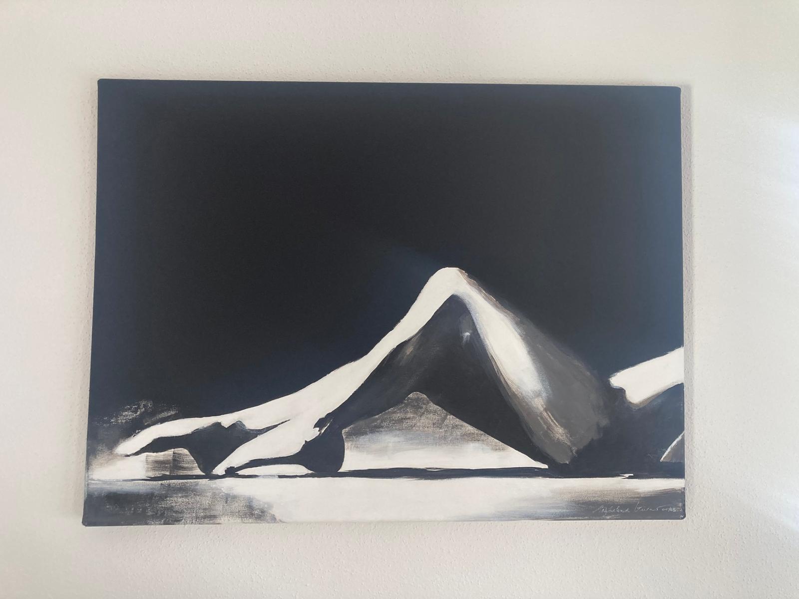 schwarz weiß Beine einer liegenden Frau seitlich abgebildet