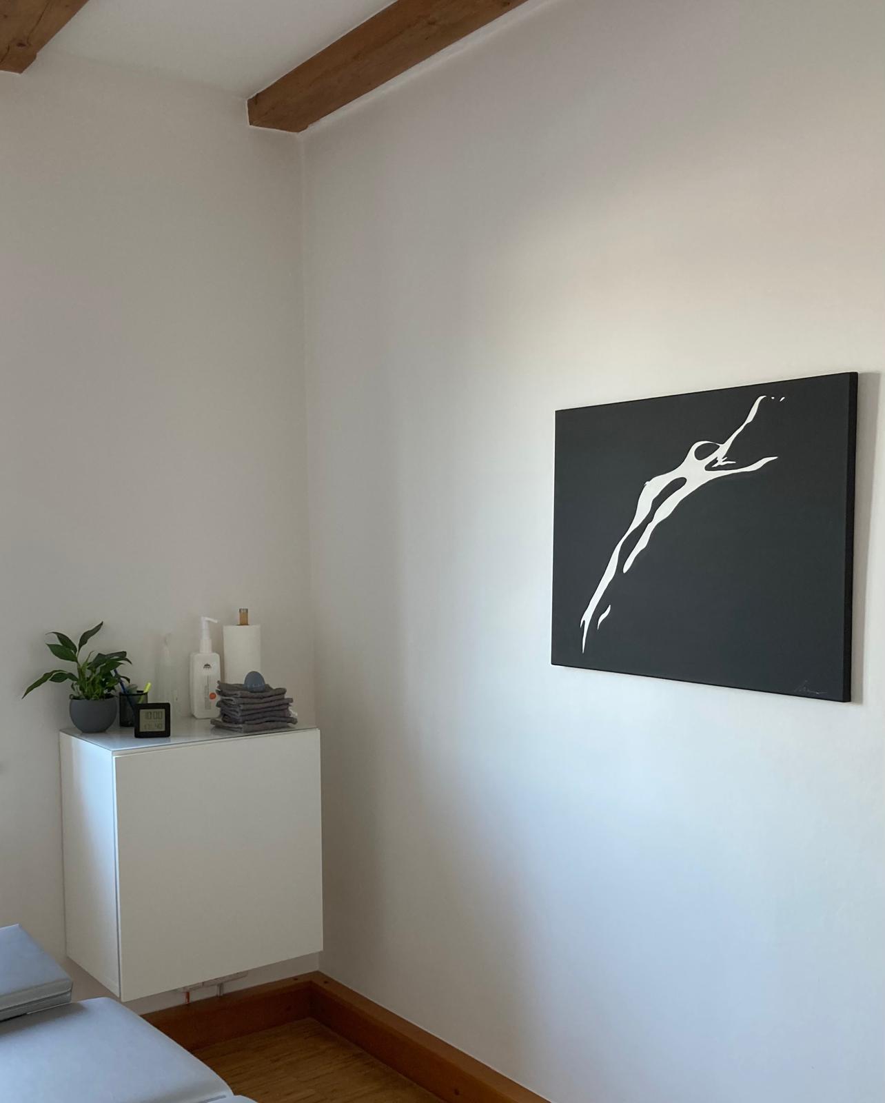 Silouhette des Oberkörpers einer Frau nach hintengelehnt auf ganz schwarzem Hontergrund