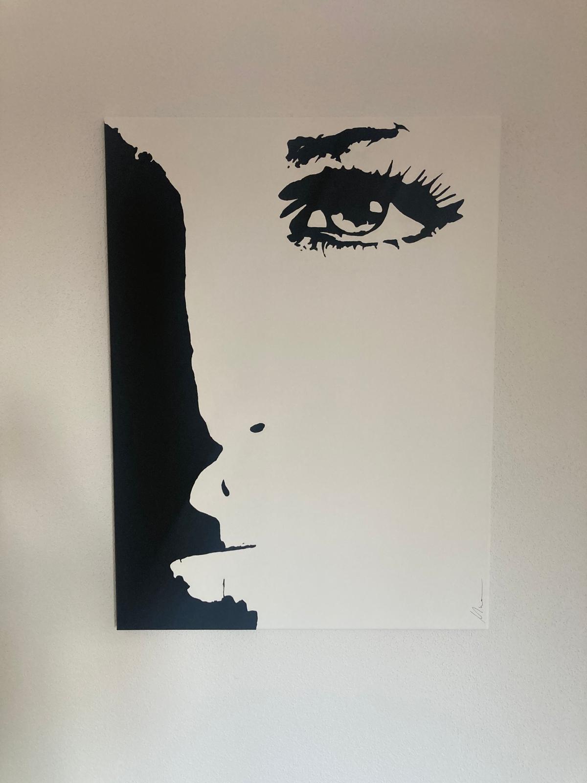 Schwarz weiß gemaltes halbes gesicht mit einem dominanten Auge