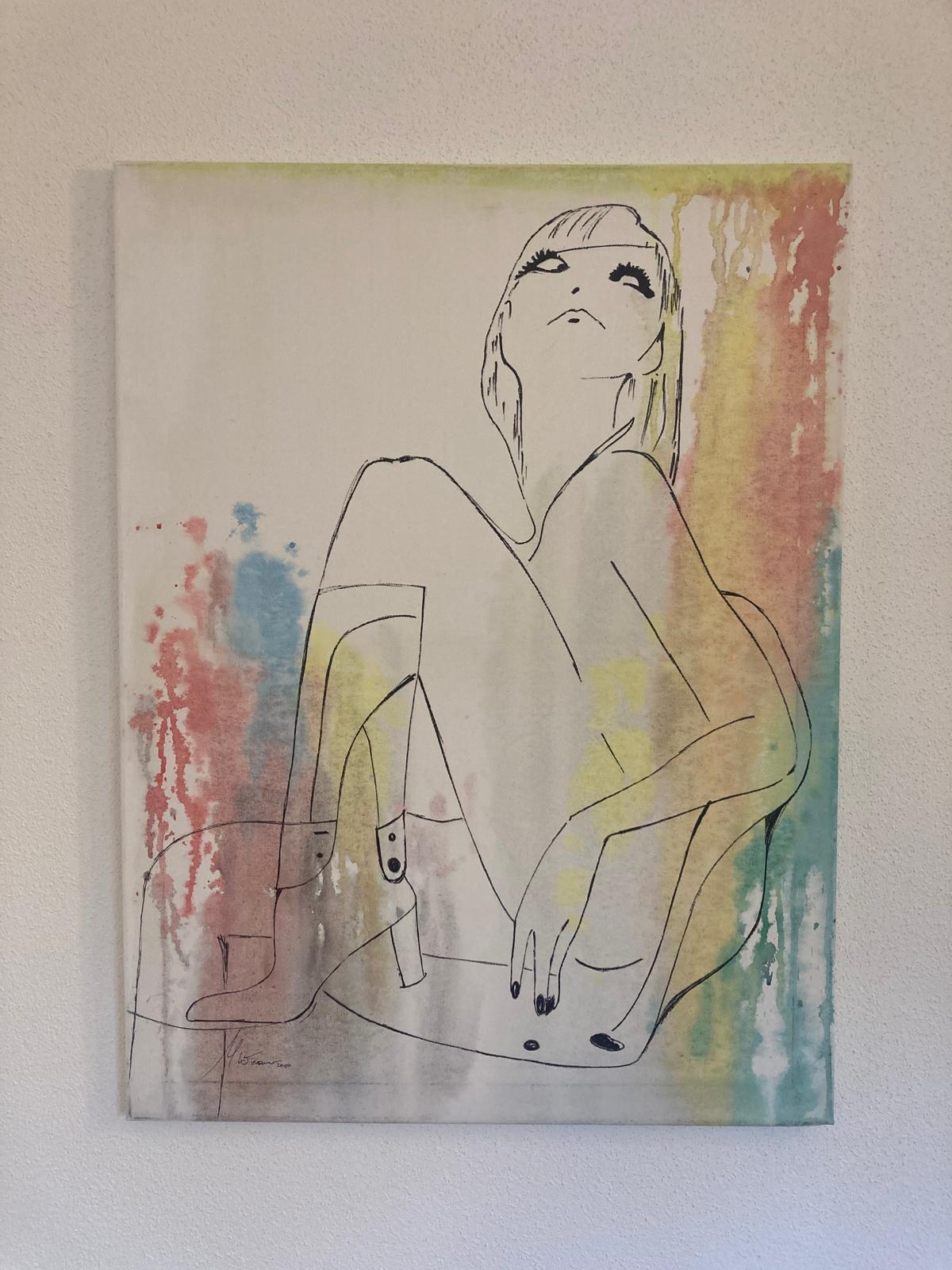 Frau sitzend gezeichnet in schwarzen Konturen