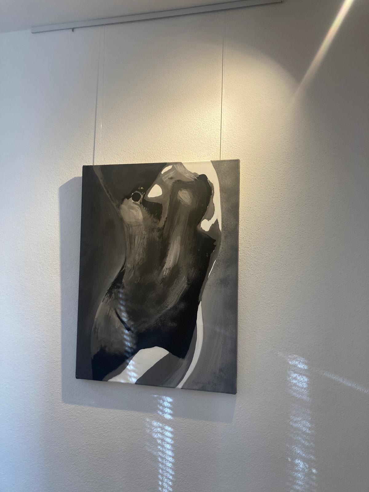 schwarz weiß Silouhette eines Frauenoberkörpers im Stehen